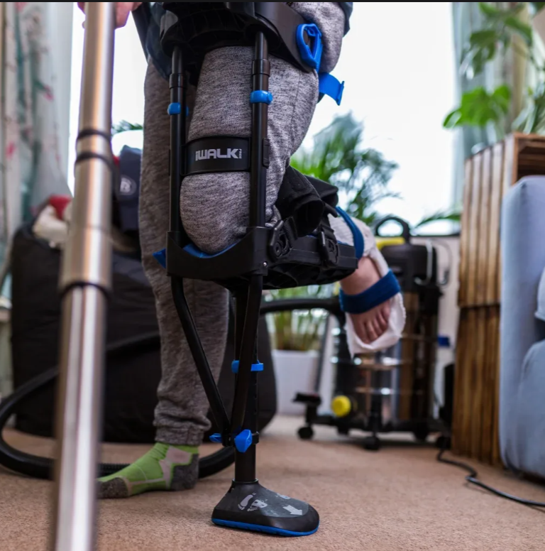 Руки свободны: костыль iWalk на ноге